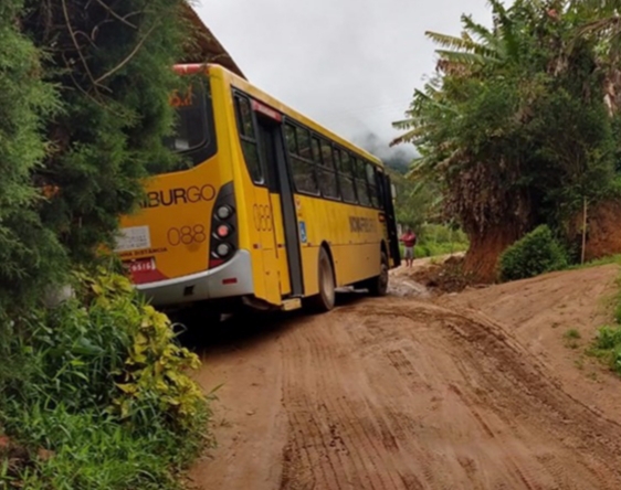 Ônibusw atola na estrada para Três Picos (Divulgação Faol)