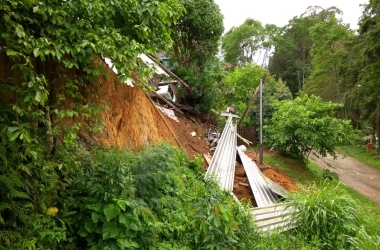Deslizamento próximo à Serramar (Foto da web)