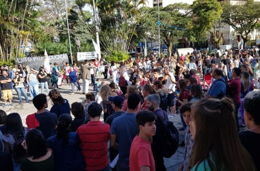 O povo na praça na tarde desta quarta-feira (Fotos: Alerrandre Barros)