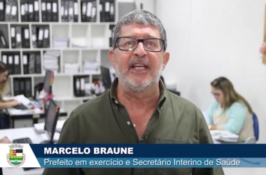 O prefeito interino Marcelo Braune grava vídeo (Reprodução da web)