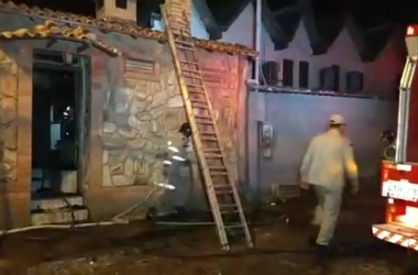 A casa incendiada, na Rua Felipe Camarão (Reprodução de vídeo Blitz News)