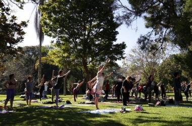 Adeptos do yoga, sejam veteranos ou iniciantes, buscam a paz interior nos jardins do Country (Fotos: Priscila Marques)
