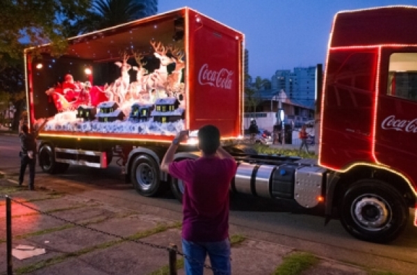 Caravana iluminada Natal Coca Cola passar nesta ter a por