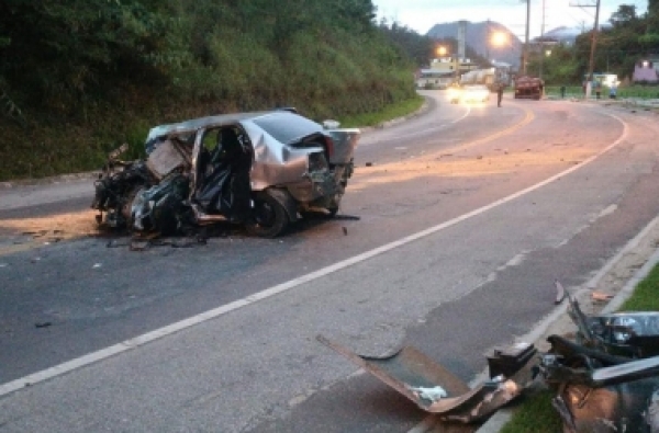 Colisão Frontal Entre Carro E Caminhão Deixa Um Morto | Jornal A Voz Da ...