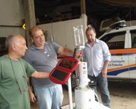 Inventor apresenta pluviômetro automático à Defesa Civil de Cantagalo