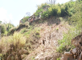 Marcas da tragédia de 2011 ainda podem  ser vistas em vários pontos da Vilage