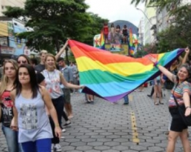 Depois do Black Friday, o arco-íris LGBT colore a Alberto Braune