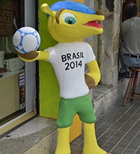 Artigos da Copa estão em evidência no comércio