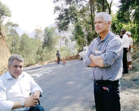Governo municipal comemora asfaltamento na estrada que liga Catarcione a Varginha 