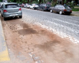 Várias ruas do Centro continuam com restos de lama e poeira