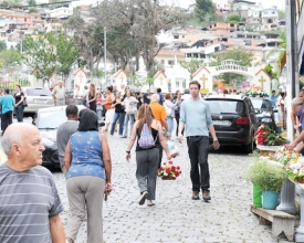 Flores, velas, orações e emoção foram a tônica do Dia de Finados