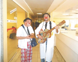 “Doutor” Abelhito e  “enfermeiro” Sucata: a dupla com a missão de levar alegria ao Hospital Raul Sertã 