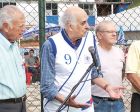 Dois jogos excelentes e uma homenagem  emocionante a ídolos antigos marcam o  encerramento do Campeonato de Basquete 