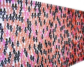 Painel com cinco mil bonecos e escultura multicolorida  em pedras portuguesas reunidos na exposição “Favelas” 