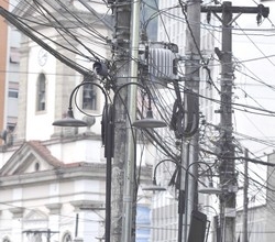 Fios e cabos soltos é alvo de constantes reclamações da comunidade 