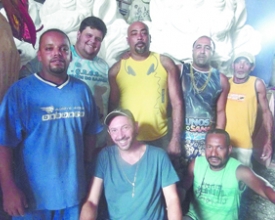 Escola Alunos do Samba faz  homenagem a todos os deuses