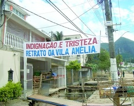 Sofrimento sem fim... Moradores da Vila Amélia espalham faixas pelo bairro demonstrando insatisfação pela demora na reconstrução 
