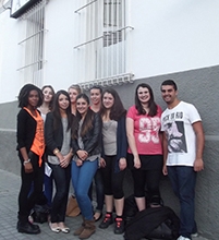 Grupo de intercâmbio da Aliança Francesa visita o jornal A VOZ DA SERRA
