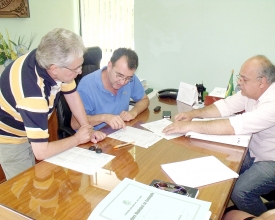 Saulo Gouvêa inicia  governo rezando Pai Nosso