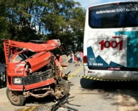 Estrada Serramar: acidente entre caminhão e ônibus deixa três feridos