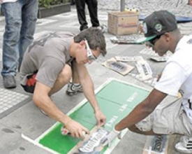Grafiteiros dão novo visual a faixas de pedestres no Centro 