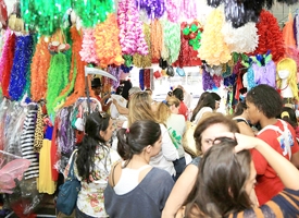 Procura por fantasias e adereços movimenta lojas especializadas