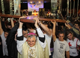 Dom Edney carrega Cruz com os jovens em Nova Friburgo