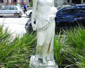Mais um ato de vandalismo na cidade: estátua do verão tem a cabeça cortada