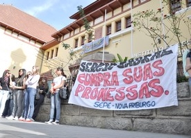 “Educação na rua. Cabral, a culpa é sua”