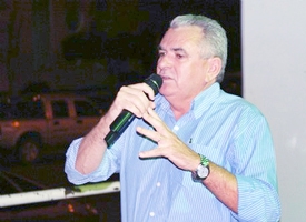 Por recorde, poeta declama  15 horas de poesia sem parar