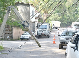 Caminhão derruba poste no Prado