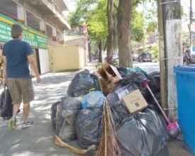 Para manter a cidade limpa, que tal descartar o lixo no horário certo? 