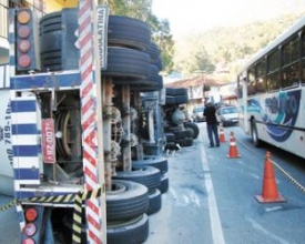 Susto na madrugada: carreta de cimento tomba na RJ-116