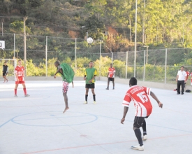 Prefeitura inaugura mais uma quadra poliesportiva na cidade 