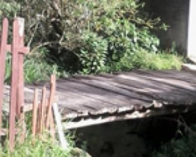 Ponte de madeira preocupa moradores do Debossan