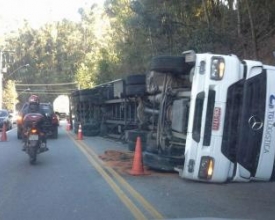 Carreta tomba e motorista fica ferido na RJ-116