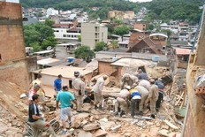 Chuva provoca desabamento em Olaria