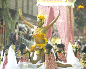 Em tons vermelhos e dourados, Imperatriz  fecha desfile das escolas