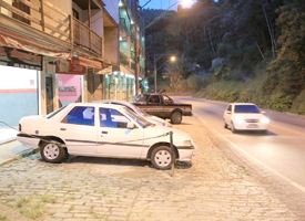 Carros na calçada geram reclamações de moradores na Ponte da Saudade