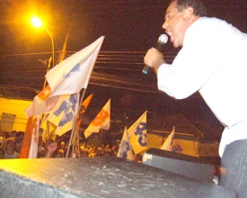 Povo comemora até altas horas da madrugada vitória de Carlos Gomes e Omair em Trajano 