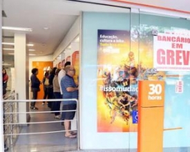 Após reunião, bancários rejeitam proposta e mantêm greve