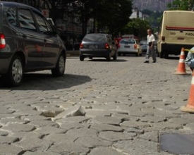 Pista esburacada da Alberto Braune pode fazer o samba atravessar neste carnaval