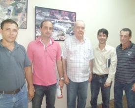 Prefeito de São Sebastião do Alto Carmod visitou instalações da cooperativa de Macuco