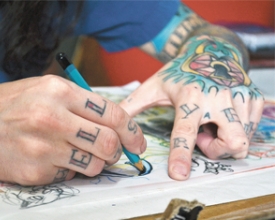 Como e onde surgiu a prática de tatuar o corpo? 