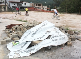 Obra paralisada expõe crianças ao perigo no bairro Bela Vista