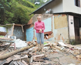 Casa desaba em Theodoro de Oliveira: intuição  de moradora impede uma tragédia em família