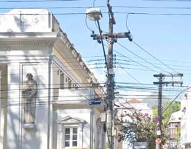 Uma paisagem urbana cada vez mais poluída pelo excesso de fios e cabos