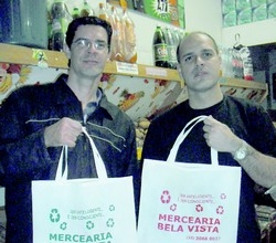 Mercearia adota o uso de bolsas ecológicas e recolhe garrafas pet para ajudar o meio ambiente