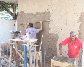 Banheiro público em Trajano recebe emboço externo