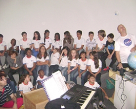 Coral Allons Chanter Infantojuvenil comemora o Dia das Crianças entre as estrelas
